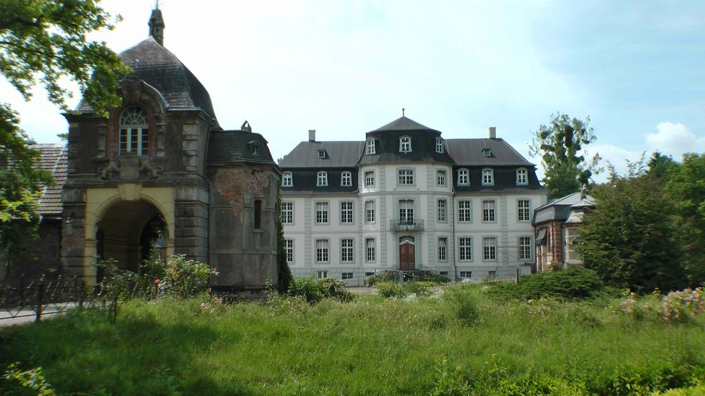 Schloss Tuernich Tor u Kapelle Sommer RAxerS4270010Kopie